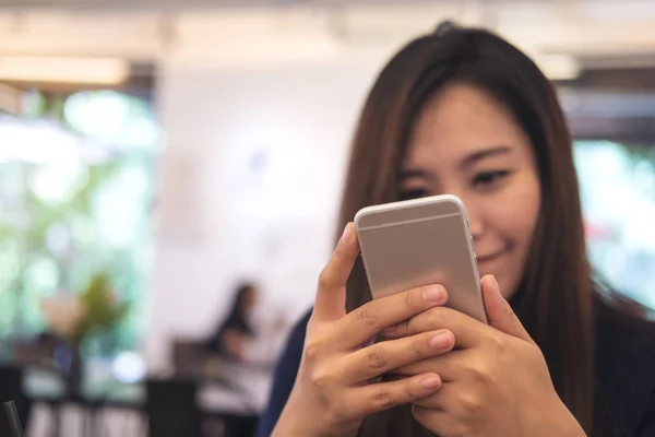 Imagen Cerca Una Hermosa Mujer Negocios Asiática Sosteniendo Usando Mirando — Foto de Stock