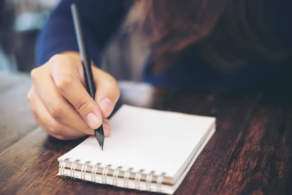 Fechar Imagem Mão Mulher Escrevendo Notebook Com Fundo Mesa Madeira — Fotografia de Stock
