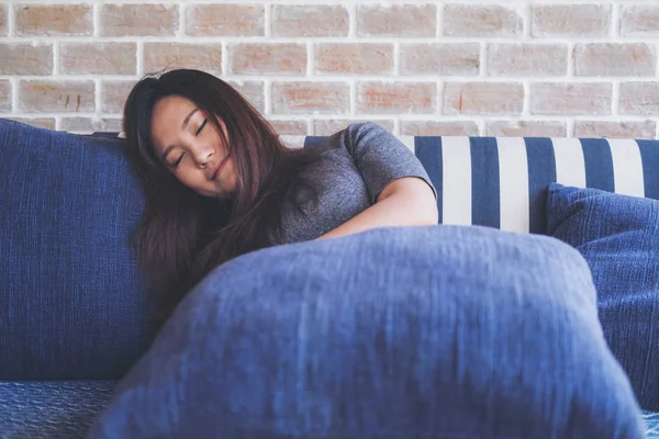 Зображення Азіатські Жінки Спати Диван Почуттям Розслабитися Комфортно — стокове фото