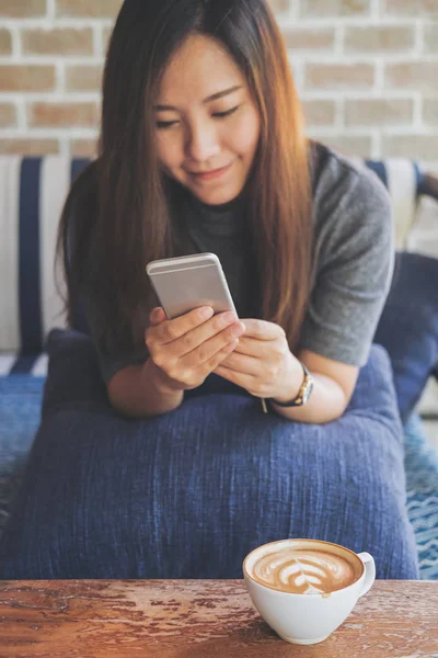 Una Hermosa Mujer Asiática Con Cara Sonriente Usando Mirando Teléfono — Foto de Stock