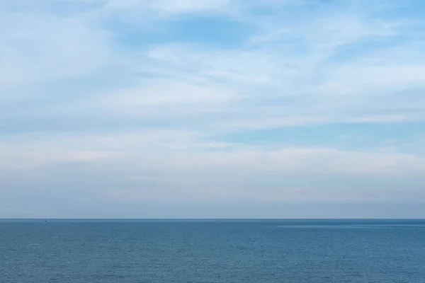 Bild Des Meeres Oder Ozeans Mit Schönen Blauen Himmel Hintergrund — Stockfoto