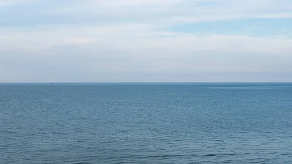 Bild Des Meeres Oder Ozeans Mit Schönen Blauen Himmel Hintergrund — Stockfoto