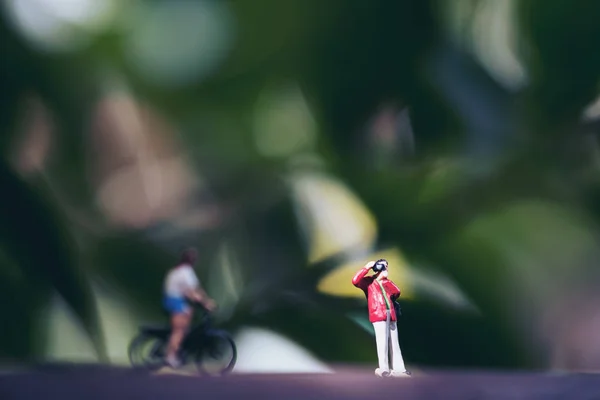 Nahaufnahme Bild Von Kleinen Fotograf Und Fahrradfahrer Modell Figuren Auf — Stockfoto