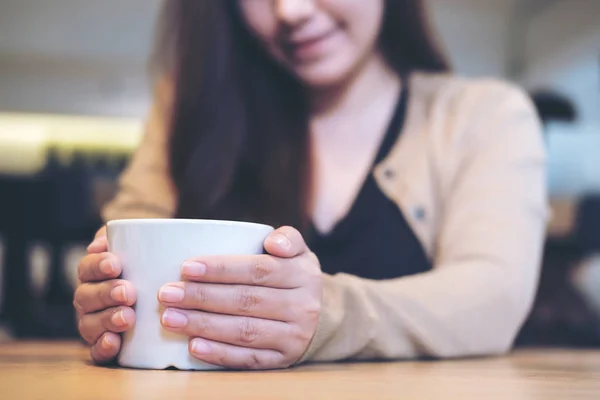 Nahaufnahme Einer Frau Die Eine Weiße Tasse Kaffee Mit Zwei — Stockfoto