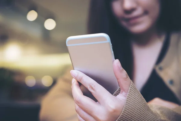 Una Hermosa Mujer Asiática Con Cara Sonriente Usando Mirando Teléfono —  Fotos de Stock