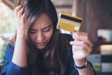 Kredi kartı ile duygu tutarak vurguladı ve kırdı iken bir Asyalı kadın yakın görüntü kadar gözlerini kapatın