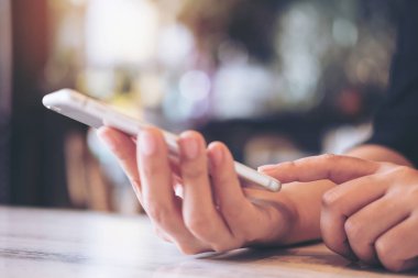 Holding, kullanma ve modern café'akıllı telefon gösteren bir kadının el portre resim