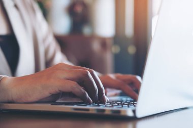 Çalışma ve ofiste dizüstü klavye yazarak bir Asya iş kadın portre resim