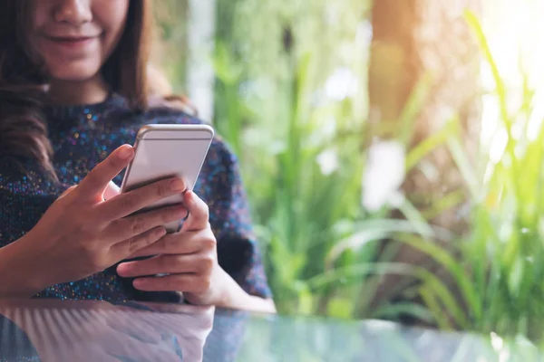 Una Hermosa Mujer Asiática Usando Mirando Teléfono Inteligente Cafetería Moderna —  Fotos de Stock