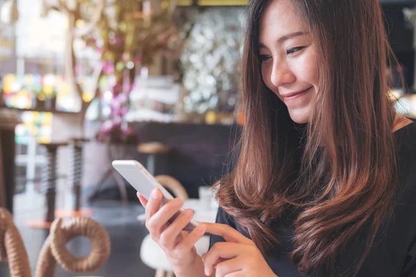 Imagen Cerca Una Hermosa Mujer Asiática Sonriente Usando Mirando Teléfono —  Fotos de Stock