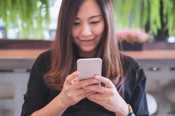 Imagen Cerca Una Hermosa Mujer Asiática Con Cara Sonriente Usando — Foto de Stock