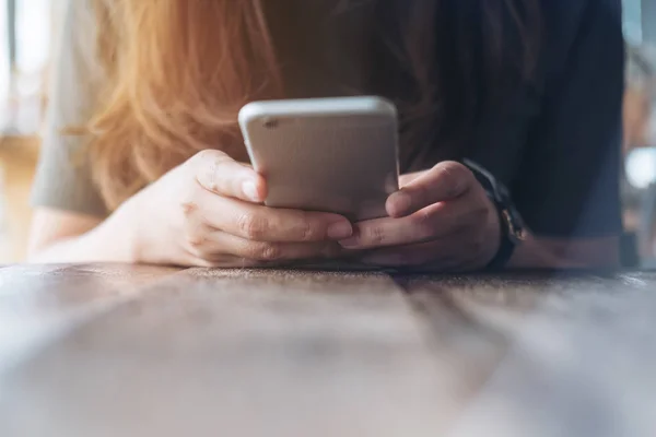 Detailní Obrázek Ženské Ruce Drží Využitím Chytrého Telefonu Dřevěný Stůl — Stock fotografie