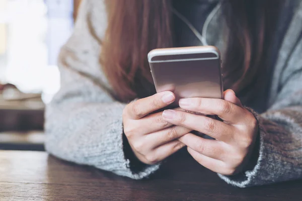 Imagen Cerca Una Mujer Sosteniendo Usando Mirando Teléfono Inteligente Cafetería —  Fotos de Stock