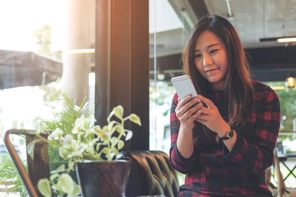 Imagen Cerca Una Hermosa Mujer Asiática Usando Mirando Teléfono Inteligente — Foto de Stock