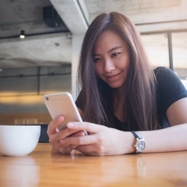 Imagen Cerca Una Hermosa Mujer Asiática Con Cara Sonriente Sosteniendo — Foto de Stock