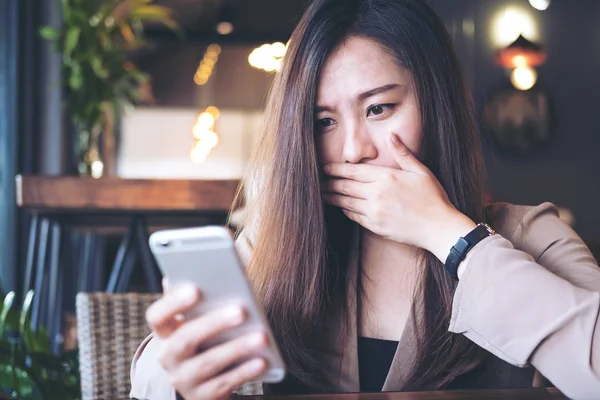 Une Belle Femme Affaires Asiatique Regardant Téléphone Intelligent Avec Sentiment — Photo