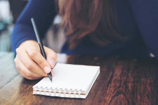 Kadın Eli Defter Ile Ahşap Masa Arka Plan Üzerinde Yazma — Stok fotoğraf