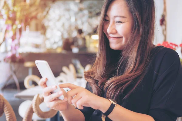 Imagen Cerca Una Hermosa Mujer Asiática Con Cara Sonriente Usando — Foto de Stock