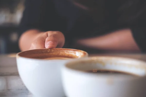 Imagen Cerca Dos Personas Tazas Café Blanco Mesa Madera Cafetería —  Fotos de Stock