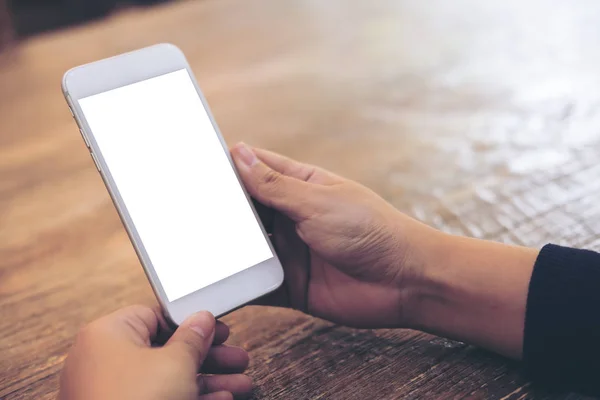 Attrappe Von Frauenhänden Die Weißes Mobiltelefon Mit Leerem Bildschirm Auf — Stockfoto