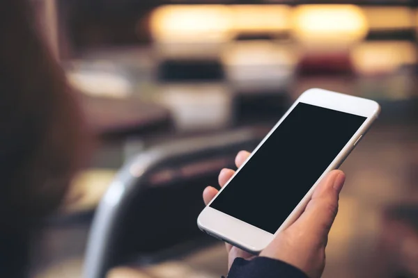 Attrappe Der Hand Hält Weißes Mobiltelefon Mit Leerem Schwarzen Bildschirm — Stockfoto