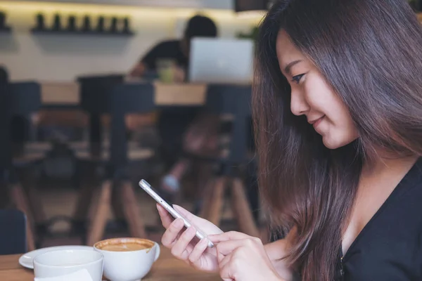 Una Hermosa Mujer Asiática Con Cara Sonriente Usando Mirando Teléfono — Foto de Stock