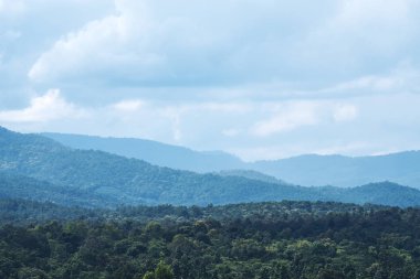 Yeşil Doğa ve mavi gökyüzü arka planda bulutlar dağ manzaralı 