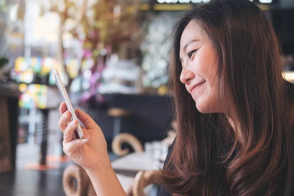 Imagen Cerca Una Hermosa Mujer Asiática Con Cara Sonriente Usando —  Fotos de Stock