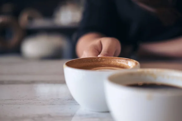 Detail Dvou Lidí Cinkání Bílé Hrnečky Dřevěný Stůl Café — Stock fotografie