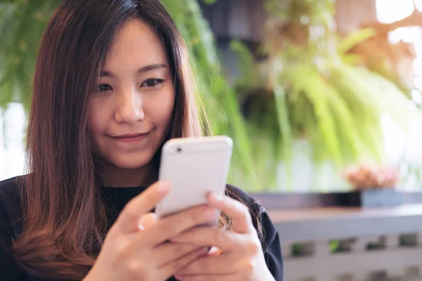 Imagen Cerca Una Hermosa Mujer Asiática Con Cara Sonriente Usando — Foto de Stock