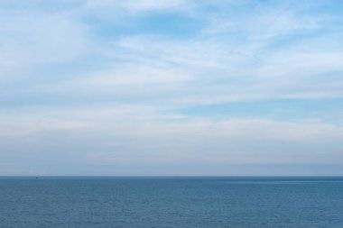 Güzel mavi gökyüzü arkaplanlı deniz ya da okyanus görüntüsü