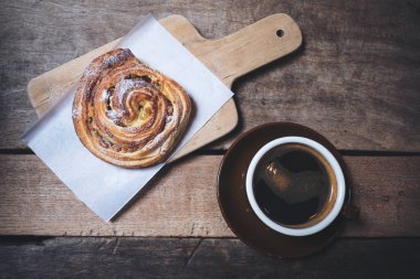 Kuru üzüm üstten görünüm görüntüsünü Danca ve vintage ahşap masa sıcak siyah kahve 