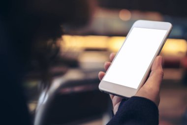 El Beyaz cep telefonu ile boş ekran ile tutarak mockup görüntü arka plan bulanıklık