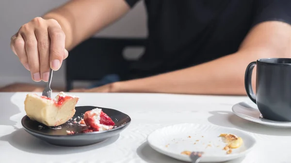 Крупный План Человека Использующего Вилку Разрезания Сладкого Десерта Тарелке Черной — стоковое фото