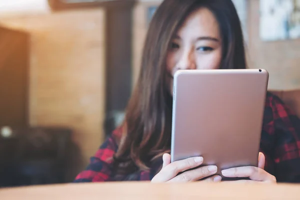 Imagen Cerca Una Hermosa Mujer Asiática Sonriente Sosteniendo Usando Mirando —  Fotos de Stock