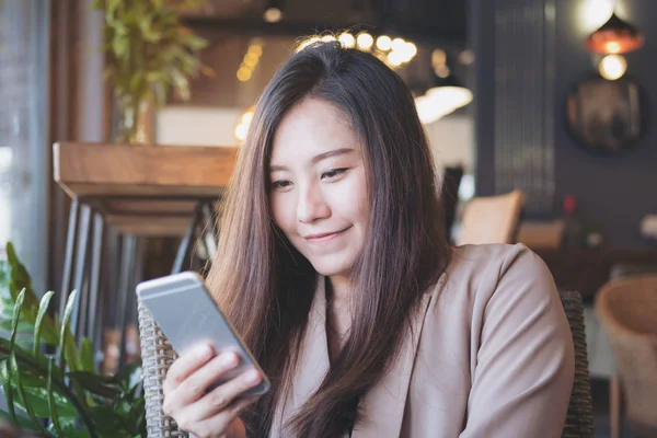 Imagen Cerca Una Hermosa Mujer Negocios Asiática Sosteniendo Usando Mirando — Foto de Stock