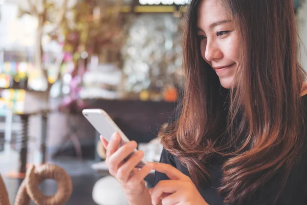 Imagen Cerca Una Hermosa Mujer Asiática Sonriente Usando Mirando Teléfono — Foto de Stock