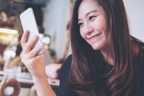 Imagen Cerca Una Hermosa Mujer Asiática Con Cara Sonriente Usando — Foto de Stock