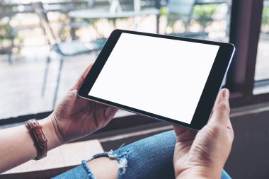 Siyah tableti beyaz ekranla tutan ellerin görüntüsü 