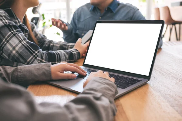 Een Vrouw Met Behulp Van Typen Mockup Laptop Computer Met — Stockfoto