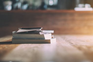 Tahta masadaki kitaplar ve defterler.