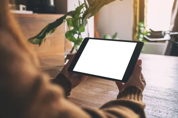 Imagem Mockup Mãos Segurando Usando Tablet Preto Com Tela Mesa — Fotografia de Stock