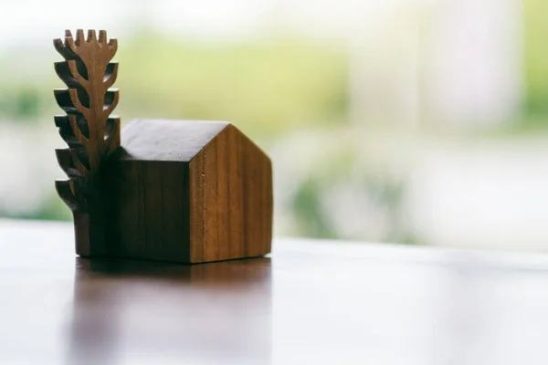 Una Pequeña Casa Madera Modelo Árbol Sobre Mesa —  Fotos de Stock
