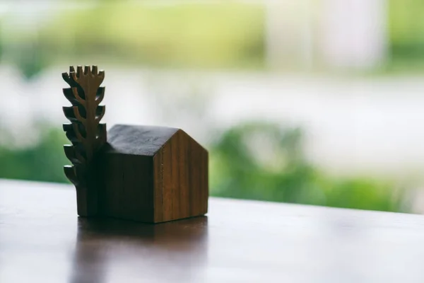 Una Pequeña Casa Madera Modelo Árbol Sobre Mesa —  Fotos de Stock