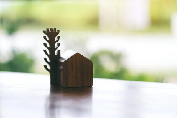 Una Pequeña Casa Madera Modelo Árbol Sobre Mesa —  Fotos de Stock