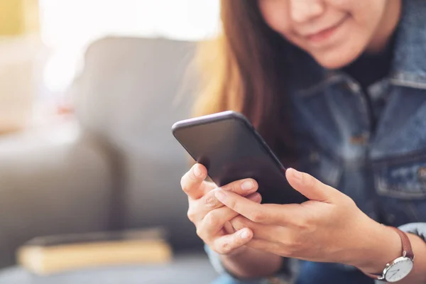 Primer Plano Imagen Una Hermosa Mujer Asiática Sosteniendo Usando Mirando — Foto de Stock