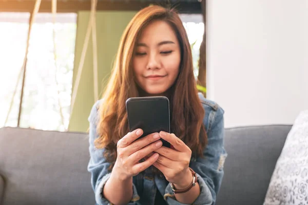 Image Rapprochée Une Belle Femme Asiatique Tenant Utilisant Regardant Téléphone — Photo