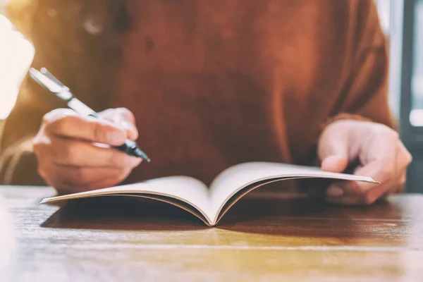 Imagem Close Uma Mulher Escrevendo Caderno Branco Com Caneta Tinteiro — Fotografia de Stock