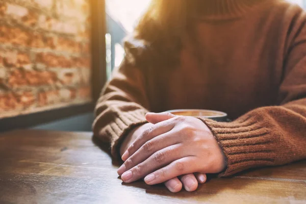 Image Rapprochée Une Femme Assise Avec Une Tasse Café Chaud — Photo