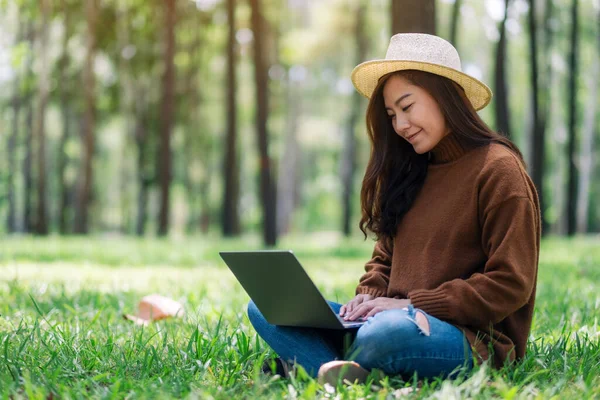 Piękna Azjatycka Kobieta Pracuje Pisze Klawiaturze Laptopa Siedząc Parku — Zdjęcie stockowe